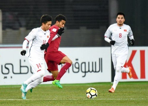 Văn Đức tranh bóng với cầu thủ U23 Qatar
